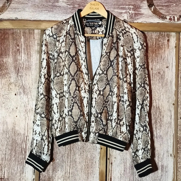 blanc noir Jackets & Blazers - Blanc Noir Sport snake print oversized zipper banded cuffs/collar jacket small